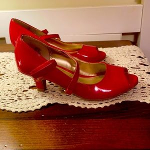 Red patent look pep toe kitten heels